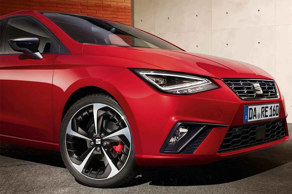 Die Lichtsignatur, Felge und der Kühlergrill des SEAT Ibiza in Nahaufnahme
