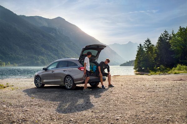 Ein Hyundai 30 Kombi mit offenem Kofferraum an einem See