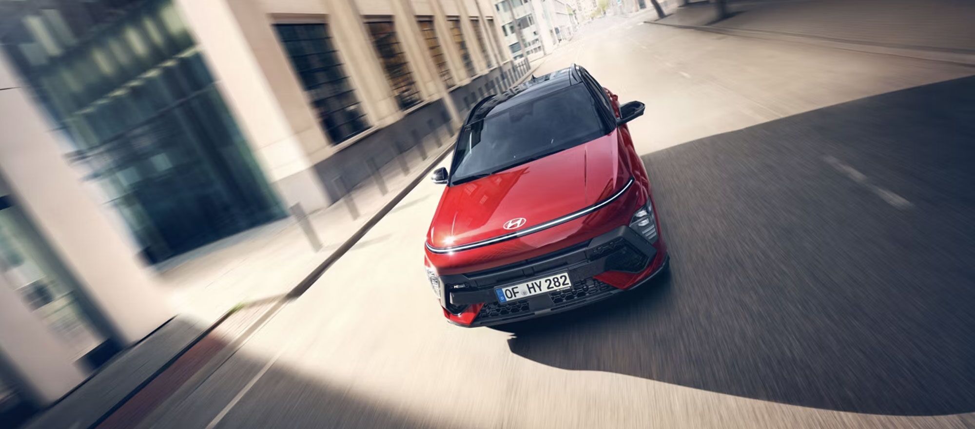 Frontalaufnahme eines Hyundai KONA fährt auf die Kamera zu