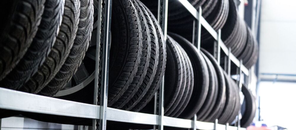 Zwei Reihen von eingelagerten Reifen in der Werkstatt