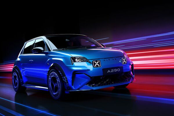 Fahrender Alpine A290 vor Neonhintergrund