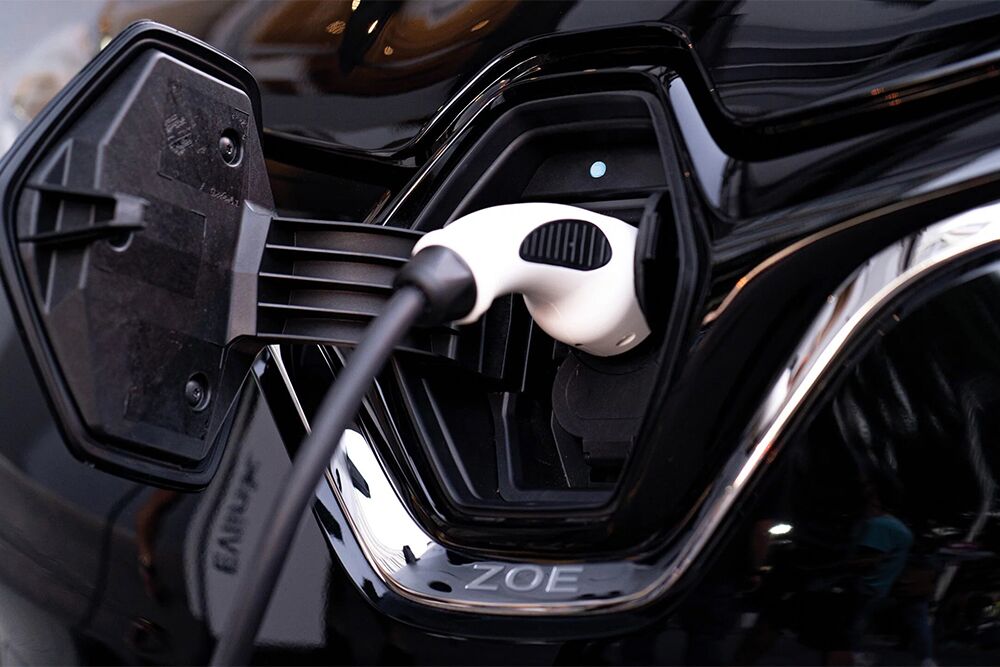 Ein Ladestecker im Renault Zoe E-Tech