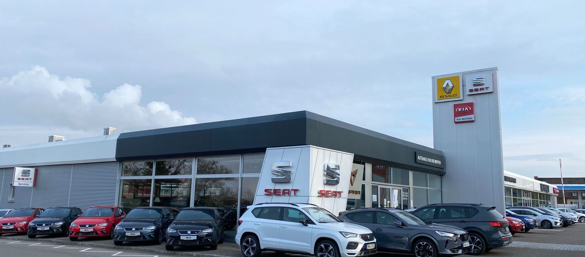 Ein Foto unserer Filiale in Heilbronn mit SEAT und CUPRA Fahrzeugen im Vordergrund