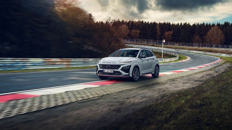 Ein Hyundai KONA fährt über eine Rennstrecke