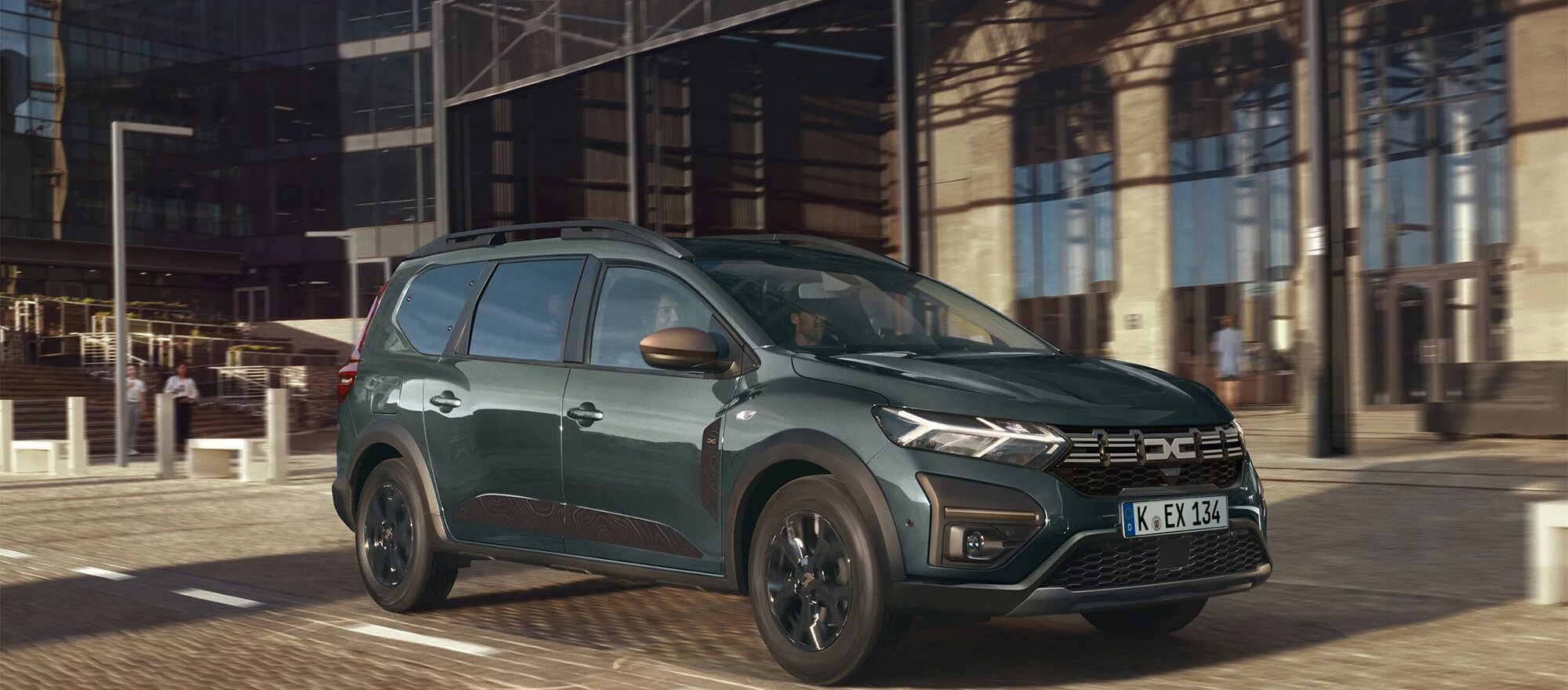 Fahrender Dacia Jogger in der Stadt