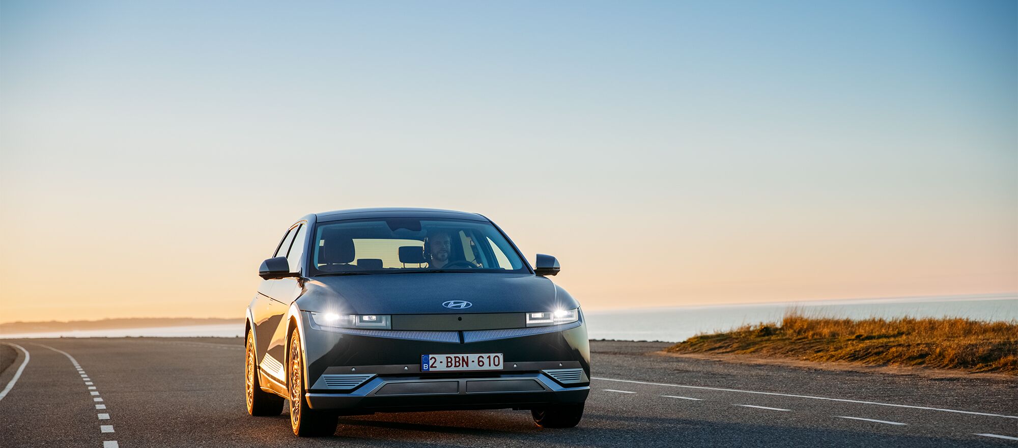 Hyundai IONIQ 5 fährt auf die Kamera zu