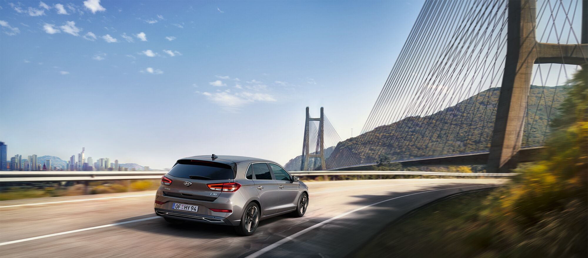 Ein Hyundai i30 fährt auf eine Hängebrücke zu