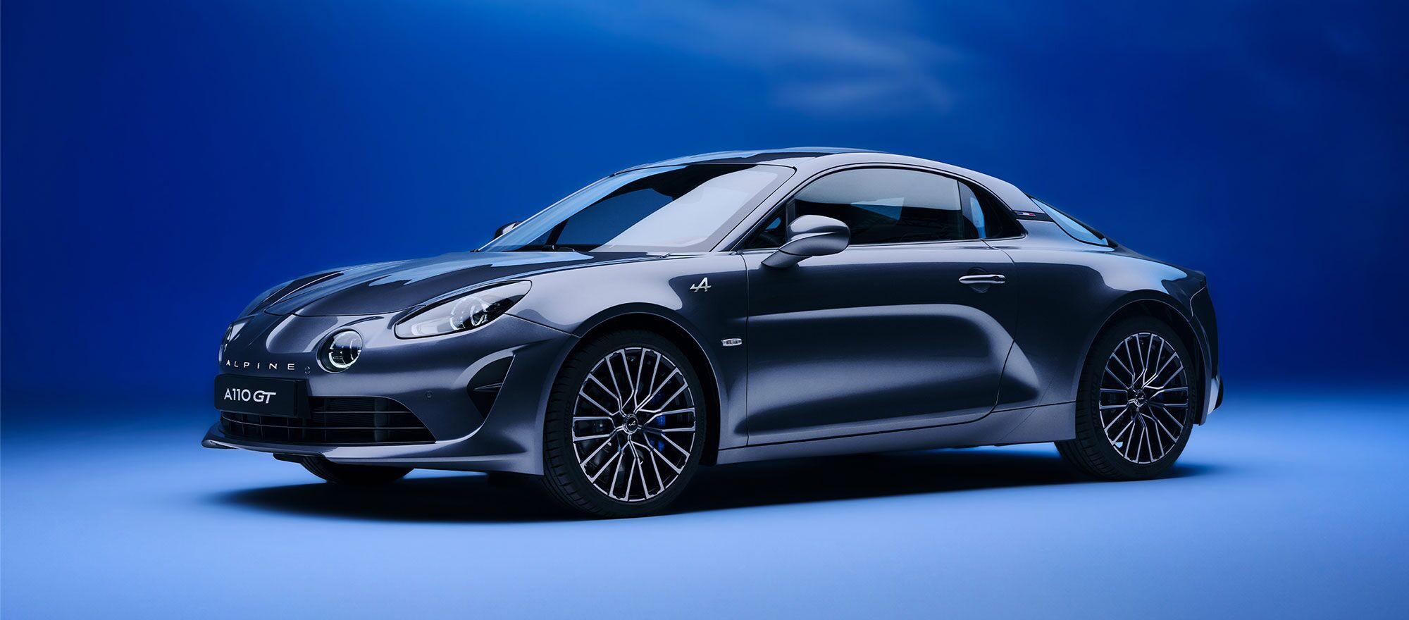 Seite eines dunkelblauen Alpine A110 GT