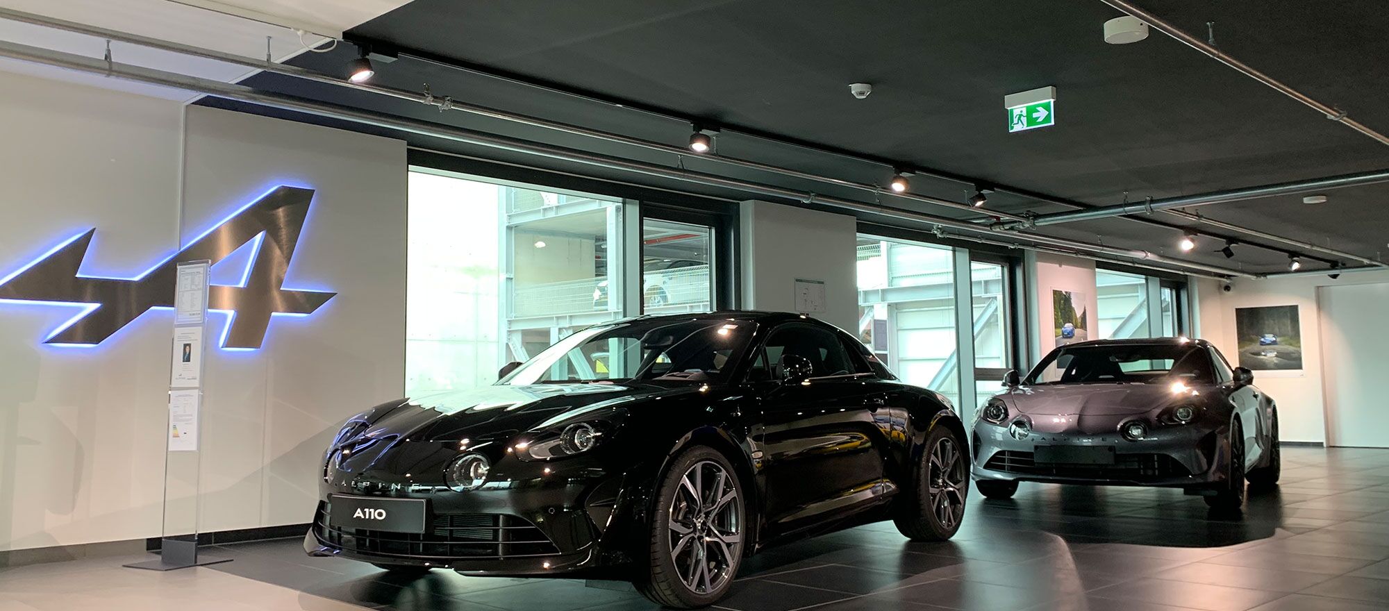 Zwei Alpine A110 stehen in der Alpine Verkaufshalle im Standort in Stuttgart
