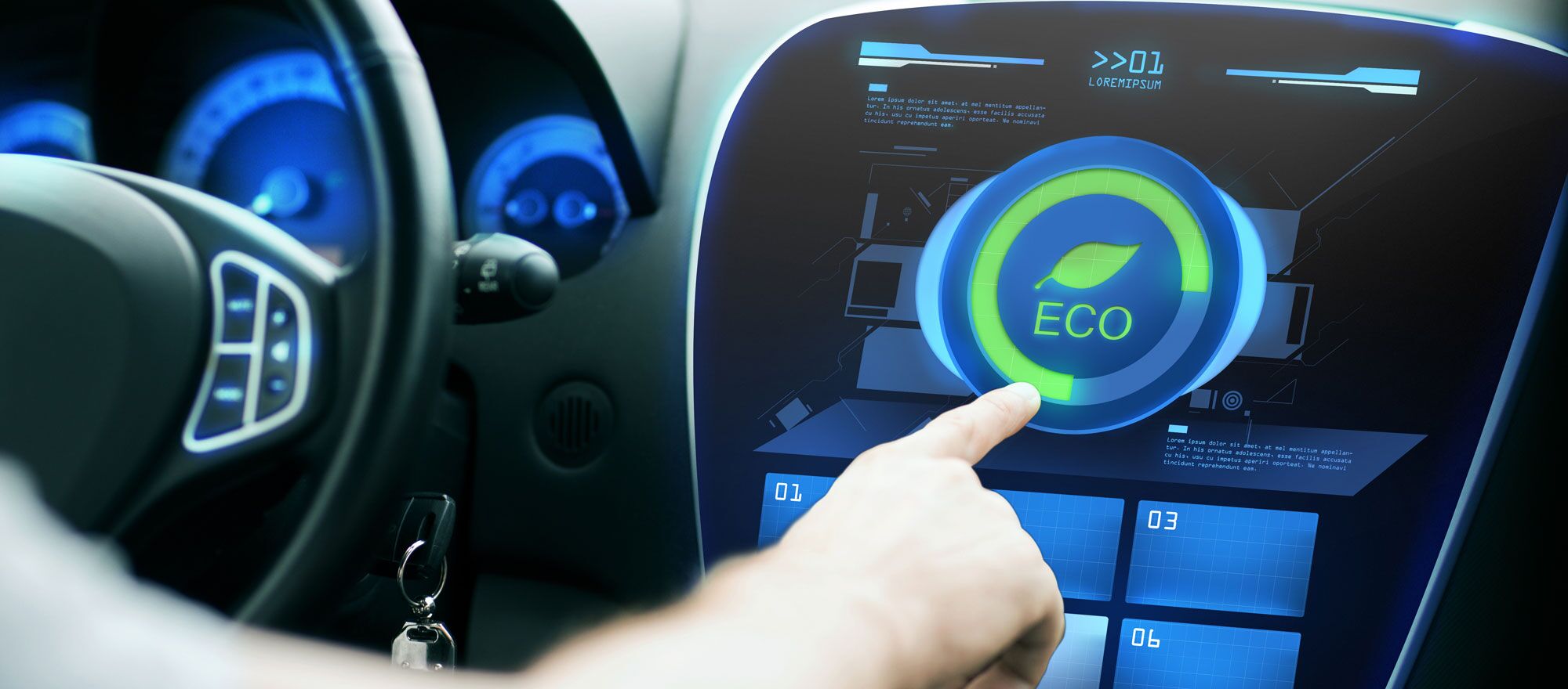 Finger drückt auf grünen Eco-Knopf