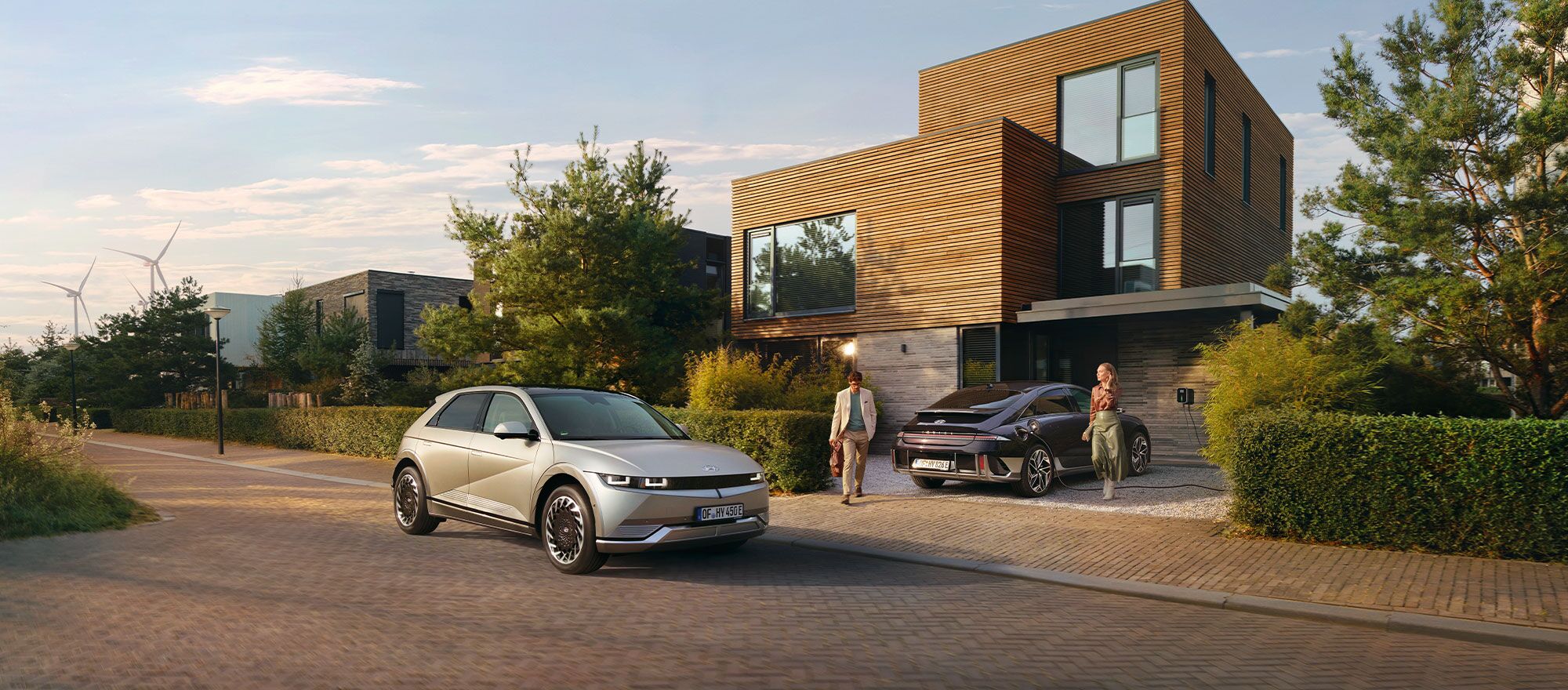 Ein Bild eines modernen Haus vor dem ein Hyundai IONIQ 5 und ein Hyundai IONIQ 6 parken
