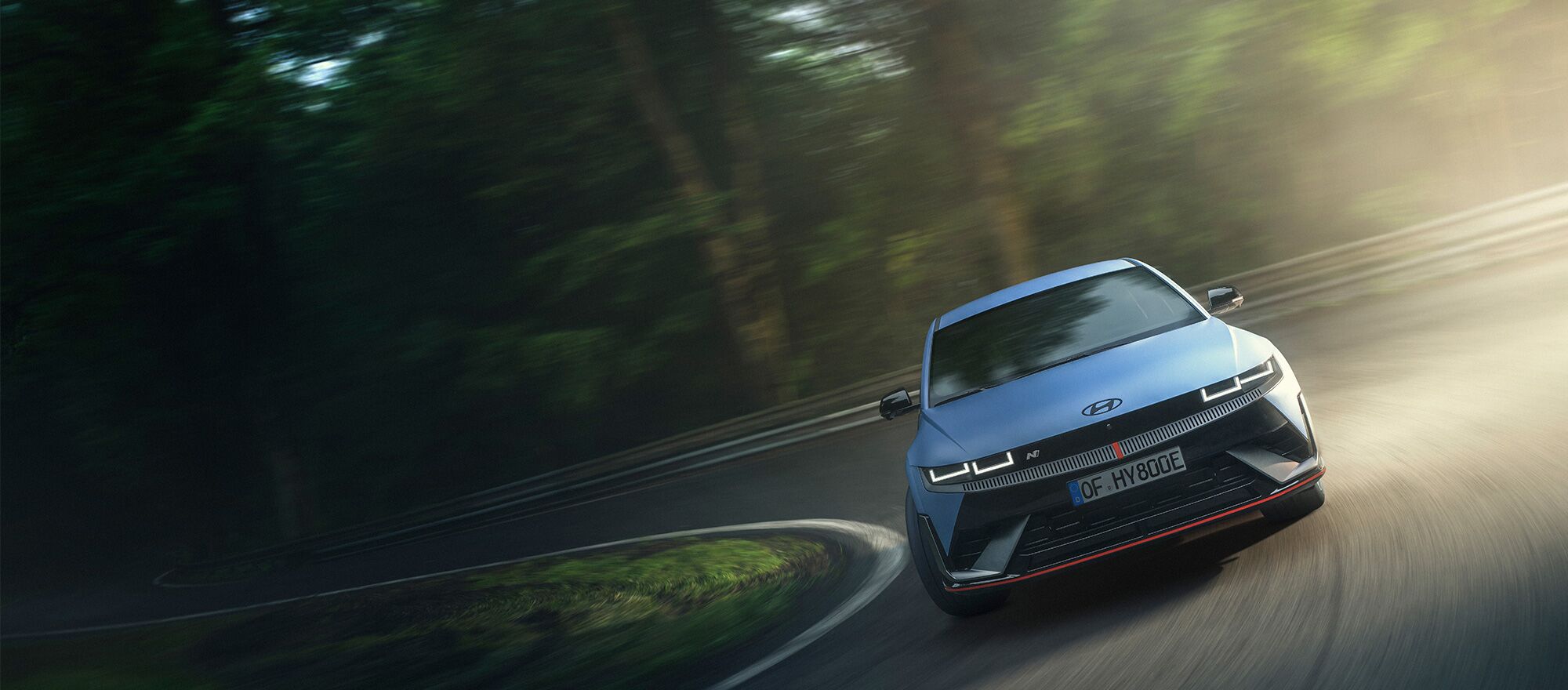 Ein Hyundai IONIQ 5 N fährt eng durch eine Kurve