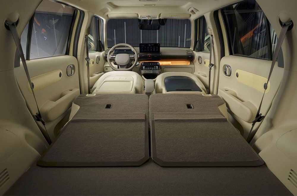 Der Innenraum eines Hyundai Inster mit umgeklappten Sitzen