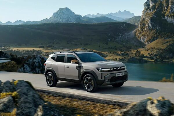 Der Dacia Duster vor einem Bergpanorama