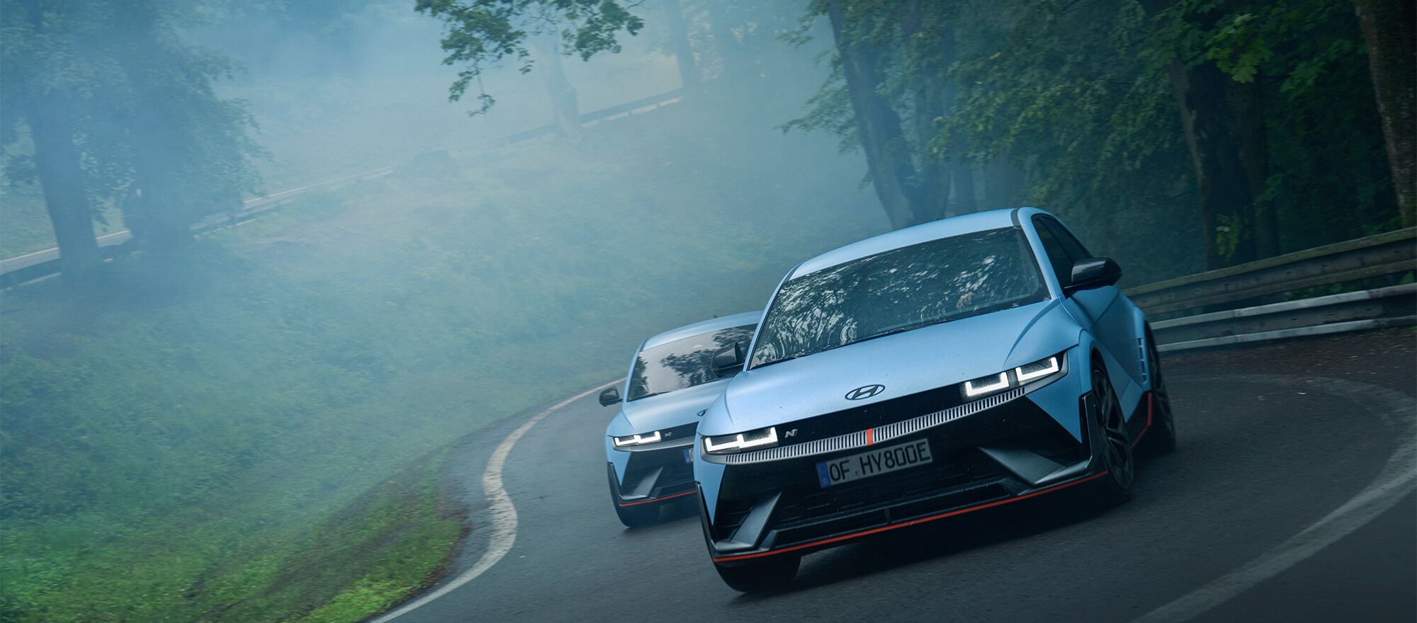 Zwei Hyundai IONIQ 5 N fahren hintereinander durch den Wald