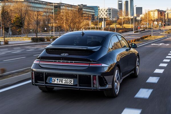 Ein wegfahrender Hyundai IONIQ 6 auf der Straße