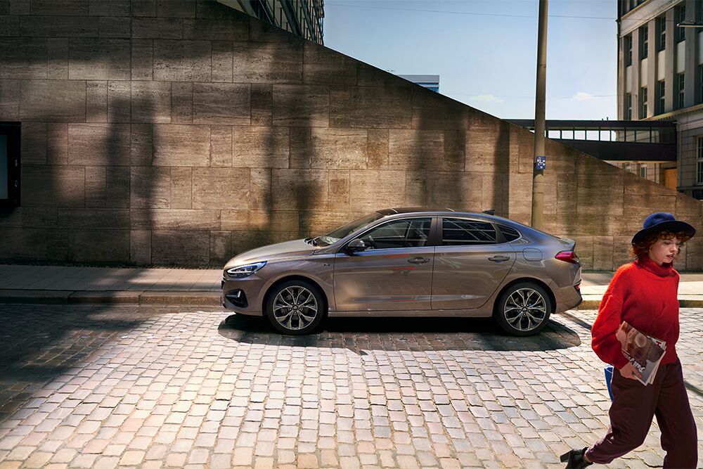Eine Seitenansicht auf den Hyundai i30 Fastback in grau