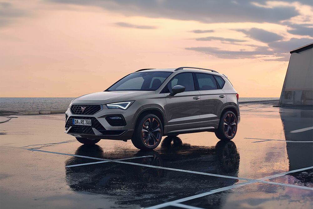 Der CUPRA Ateca vor dem Meer