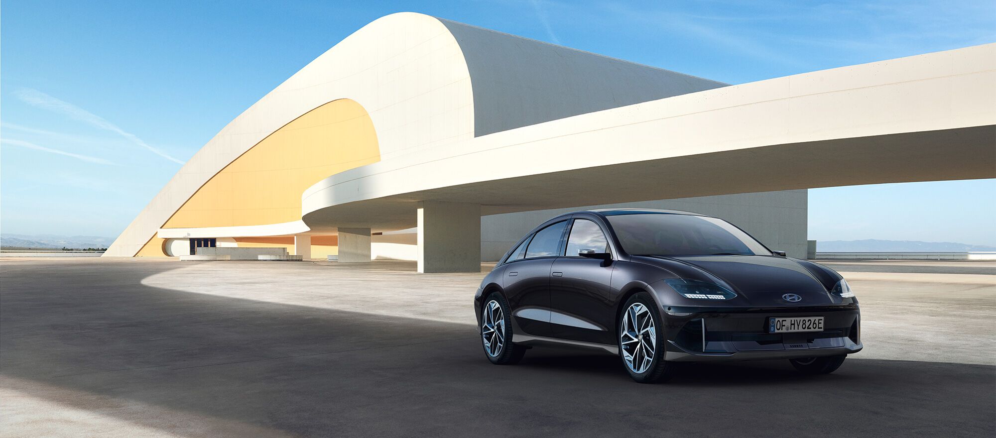 Ein Hyundai IONIQ 6 parkt vor einem modernen Gebäude