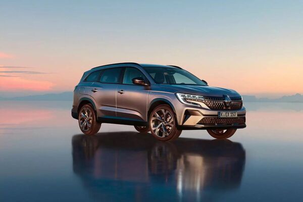 Der Renault Espace steht auf einer leicht spiegelnden Oberfläche