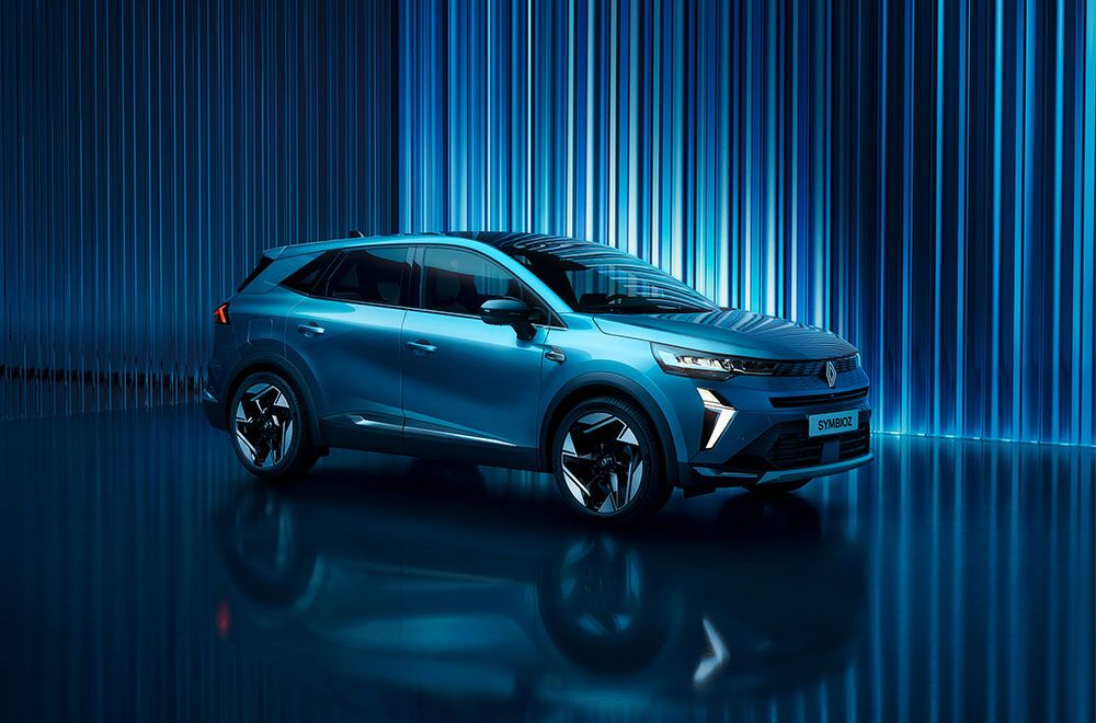 Der Renault Symbioz von der Seite vor einer blauen leuchtenden Wand