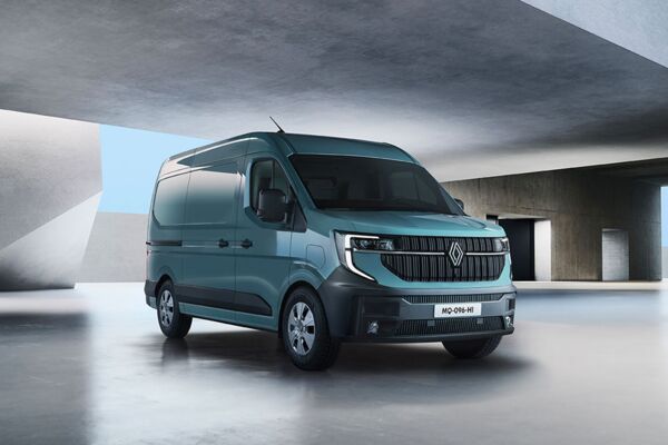 Ein Renault Master vor einem Betonbau