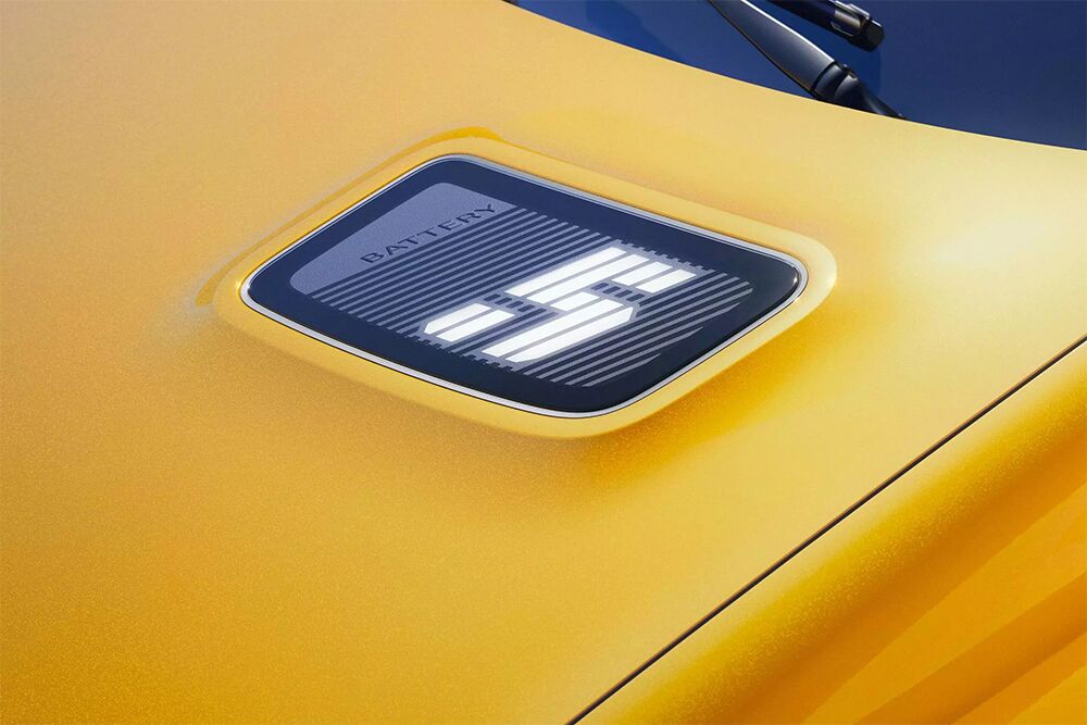 Die Renault 5 Logosignatur auf der Motorhaube des Renault 5