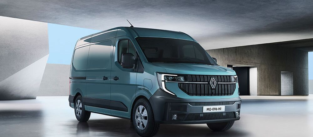 Ein Renault Master vor einem Betonbau