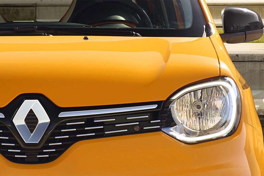 Der Kühlergrill und die Lichtsignatur vom Renault Twingo