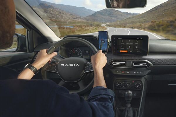 Eine Person sitzt am Lenkrad des Dacia Joggers.