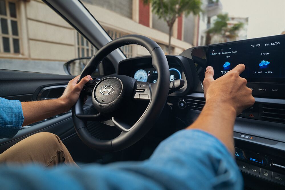 Ein Mann bedient das Multifunktionsdisplay des Hyundai i20