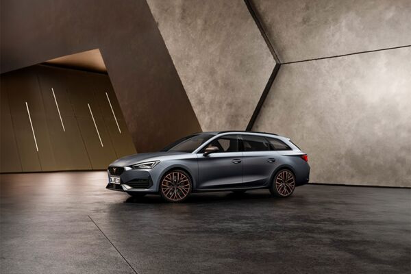 CUPRA Leon ST vor Betongebäude