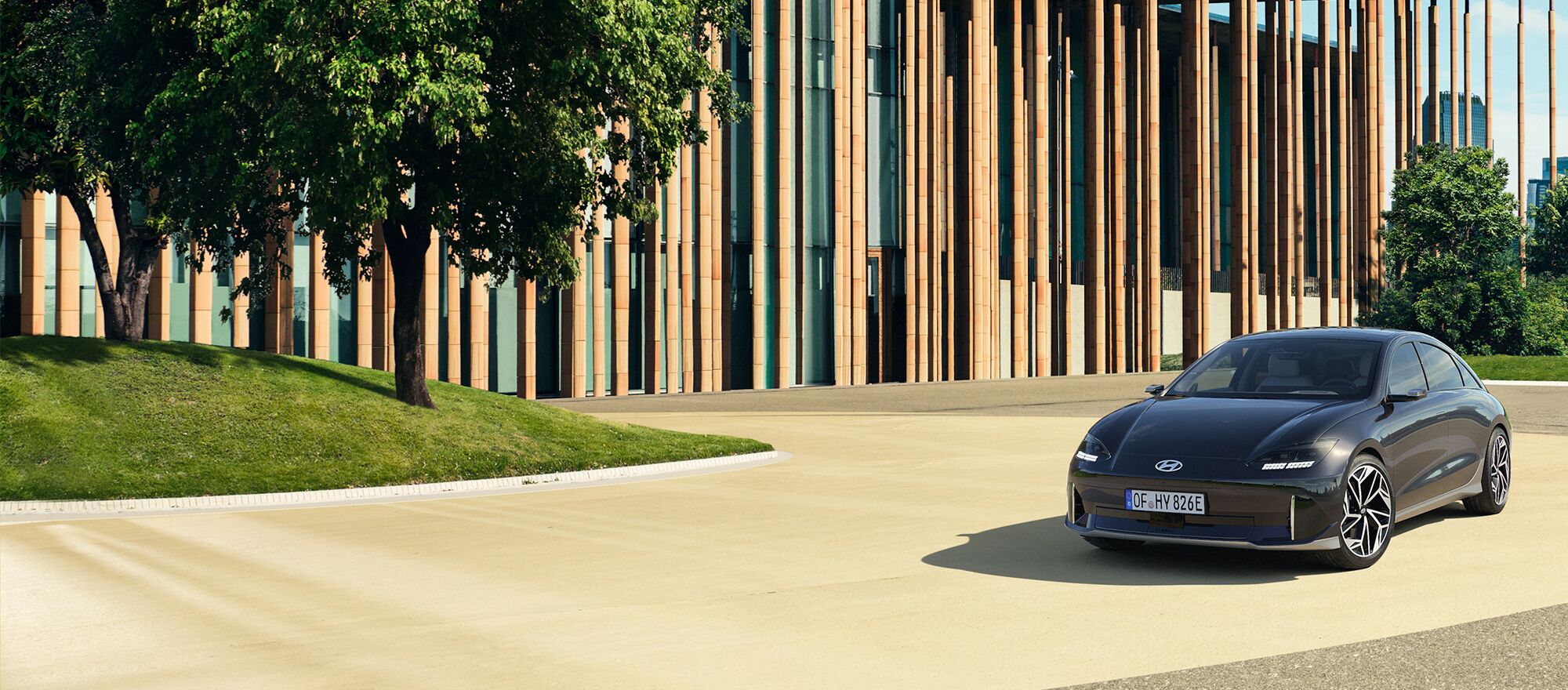 Parkender Hyundai IONIQ 6 vor einem Park