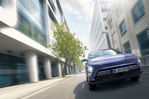 Eine Frontalaufnahme des Hyundai KONA Elektro, der auf die Kamera zufährt