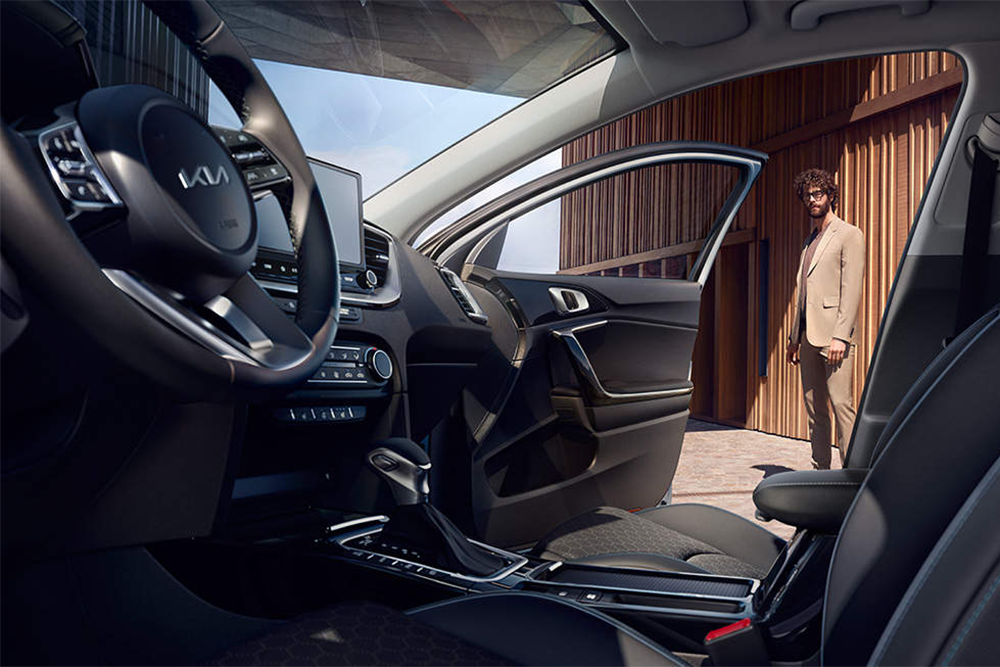 Die Innenausstattung des Kia Ceed Sportswagon mit offener Tür im Hintergrund