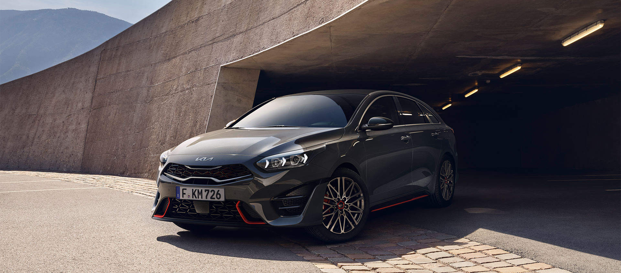 Ein Kia Proceed fährt aus einem Tunnel heraus