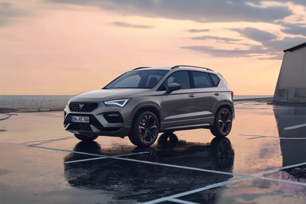 Der CUPRA Ateca vor dem Meer