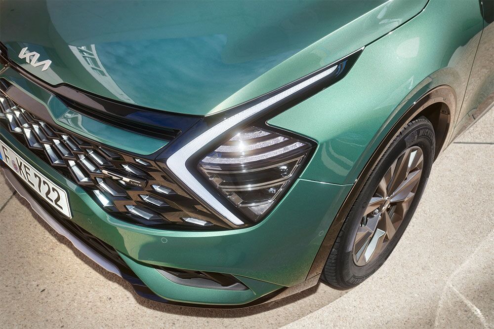 Nahaufnahme der vorderen Lichtsignatur des Kia Sportage