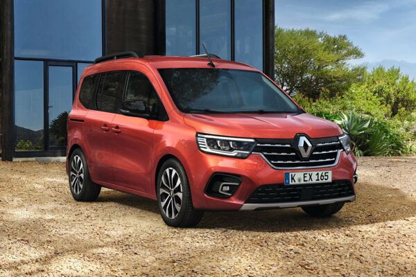 Der Renault Kangoo parkt direkt vor einem Glashaus