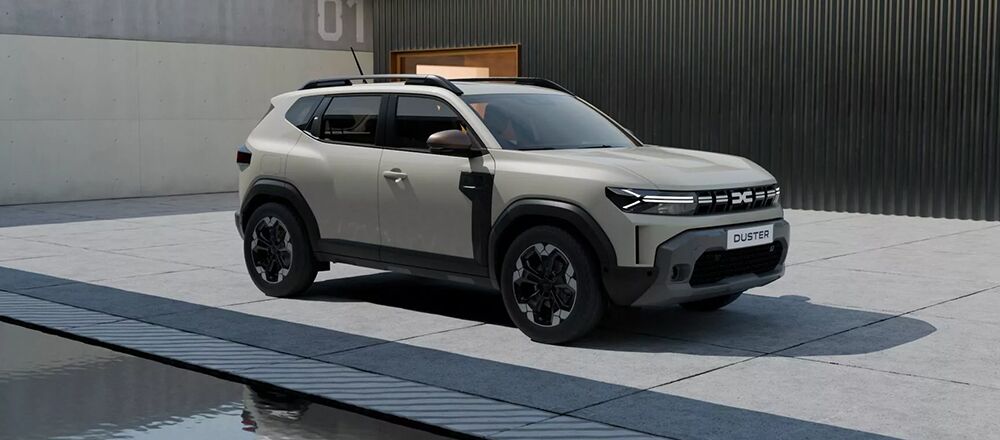 Der Dacia Duster steht vor einem modernen Gebäude