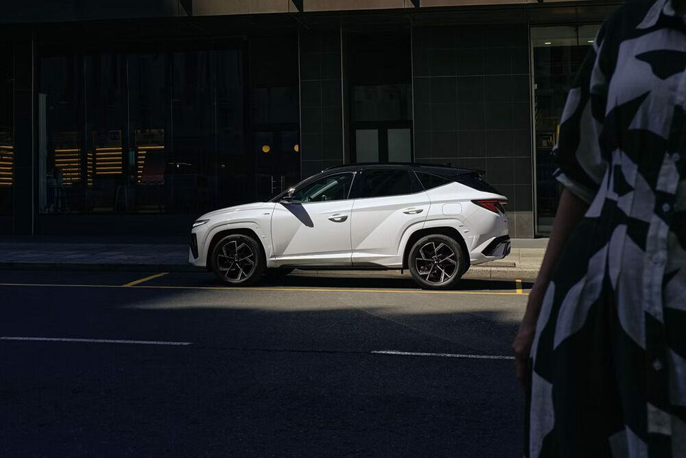 Ein seitlich geparkter Hyundai TUCSON aus der Distanz