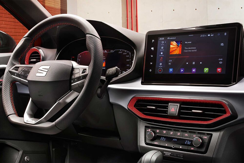 Das Mulitmediadisplay und das Lenkrad des SEAT Ibiza