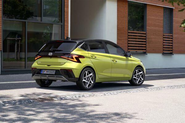 Ein parkender Hyundai i20 in der Heckansicht