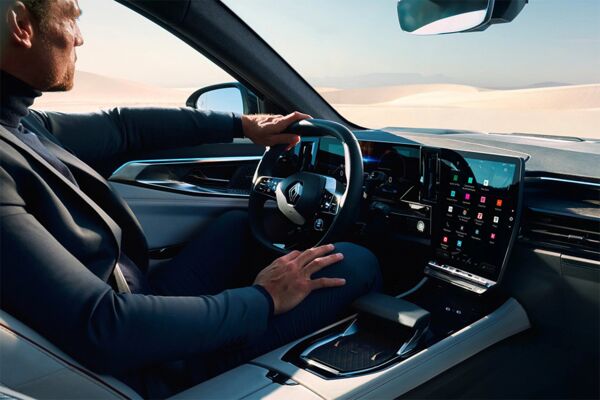 Ein Mann sitzt am Steuer des Renault Espace
