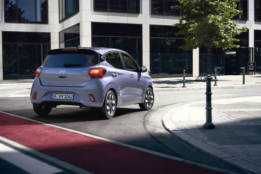 Ein blauer Hyundai i10 biegt rechts ab