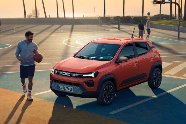 Ein Dacia Spring steht auf einem Basketballcourt