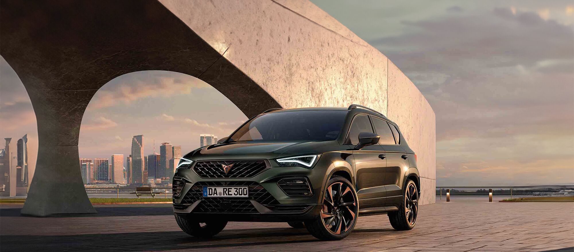 Der CUPRA Ateca vor einer Skulptur