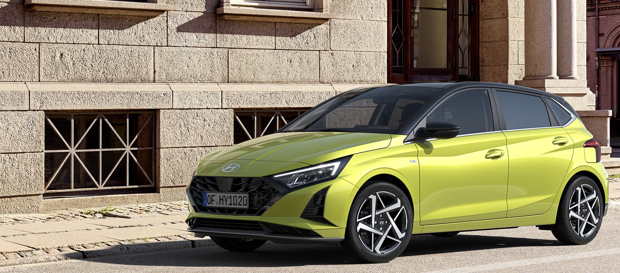 ein Hyundai i20 parkt vor einem Steingebäude